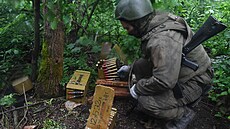 Ruský voják pipravuje muniní pás pro kulomet NSV "Uos" u msta Svatove v...