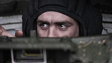 �len posádky kontroluje ruský armádní tank T-90 M �Proryv�  na pozici na...