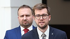 Marian Jureka (vlevo) a Jakub Michálek (Piráti) na tiskové konferenci k návrhu...