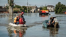 Záchranáři evakuují obyvatele ze zaplavené oblasti po protržení přehrady Nová... | na serveru Lidovky.cz | aktuální zprávy