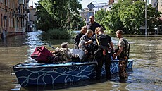 Záchranái evakuují obyvatele ze zaplavené oblasti po protrení pehrady Nová...