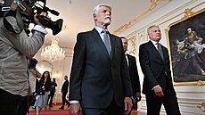 Petr Pavel v Bratislav� p�ichází na jednání se zástupci Bukure��ské devítky....