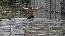 Místní obyvatel gestikuluje u svého domu, který byl zaplaven vodou z pehrady...