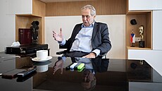 Bývalý prezident Milo� Zeman ve své kancelá�i v pra�ských Dejvicích.