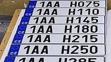 Tabulky registra�ních zna�ek s novou �adou znak� pro Prahu vyrobené ve firm�...