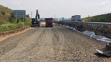 Na stavbě dálnice D7 u Loun aktuálně probíhají sanační práce. (červen 2023)