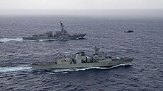 Americký torpédoborec USS Chung-Hoon a kanadská fregata HSMC Montreal. (30....