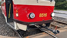 Ve �vehlov� ulici se st�etla tramvaj s autem. (9. �ervna 2023)
