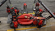 Mechanici Ferrari se starají o auto Carlose Sainze.