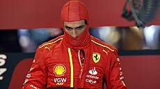 Zamyšlený Carlos Sainz vyhlíží Velkou cenu Španělska.