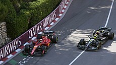 Lewis Hamilton v Mercedesu se snaží zaútočit na Charlese Leclerca z Ferrari.