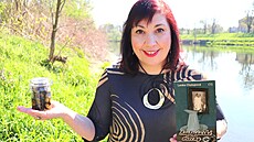 P�erovská spisovatelka Lenka Chalupová se svou nejnov�j�í knihou a nalo�enými...