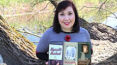 P�erovská spisovatelka Lenka Chalupová s posledními t�emi knihami, jejich� d�j...