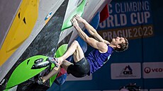 Český lezec Adam Ondra ve finále boulderingového Světového poháru v Praze