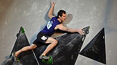 Český lezec Adam Ondra řeší klíčový třetí problém ve finále boulderingového...