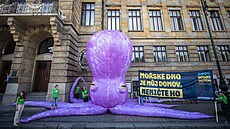 Ekologická organizace Greenpeace nafoukla v Praze maketu chobotnice šeříkové,...