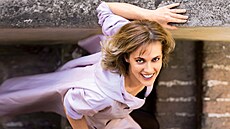 Odu�evn�lá tvá� a hluboké o�i ji p�edur�ují k rolím trpících matek, kterých si...