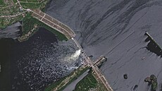 Satelitní snímek ukazuje Kachovskou přehradu v Chersonské oblasti na Ukrajině...