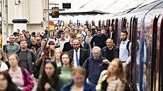 Cestující vystupují z vlaku na nádraží Waterloo v Londýně během stávky členů...