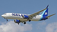Boeing 737 letecké spolenosti Icelandair na pravidelné lince mezi Reykjavíkem...