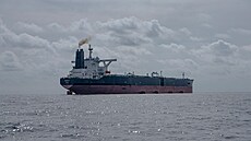 Tanker Anshun ve vodách poblí Ceuty peváí ropu z Ruska, aby se produkt...