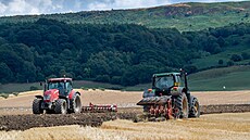 Britské traktory pi sklizni (27. ervence 2022)