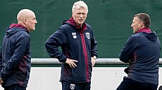 Trenér fotbalist West Hamu David Moyes diskutuje se svými asistenty ped...