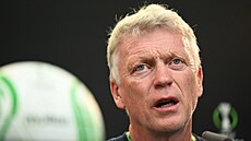 Trenr fotbalist West Hamu David Moyes na tiskov konferenci ped finle...