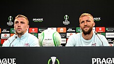 Fotbalisté West Hamu Jarrod Bowen a Tomá Souek na tiskové konferenci ped...
