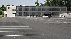 Parkovací dům stojí u největšího parkoviště P3. (5. června 2023)