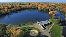 Pohled z výky na ást jezera v parku Boeny Nmcové v Karviné s areálem tzv....