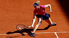 Linda Nosková se natahuje po balonku bhem zápasu druhého kola Roland Garros.