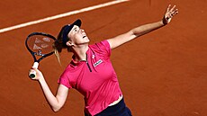 Linda Nosková servíruje ve druhém kole Roland Garros.