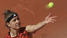 Karolína Muchová servíruje ve tvrtfinále Roland Garros.