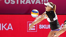 Barbora Hermannová p�ihrává podání.