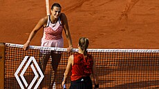 Karolína Muchová (zády) a Běloruska Aryna Sabalenková po semifinálovém utkání.