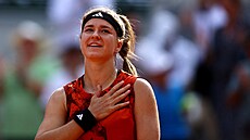 Karolína Muchová děkuje fanouškům za podporu během semifinále.