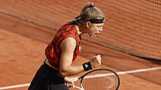 Karolína Muchová se raduje ze získané výměny během semifinále Roland Garros.