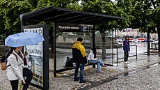 Praha zaala od roku 2021 mnit písteky na zastávkách MHD. Lidé si chválí...