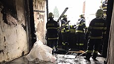 Ohněm zničený byt v přízemí panelového domu v Nýrsku na Klatovsku. Hasiči...