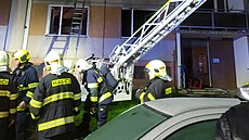 Ohněm zničený byt v přízemí panelového domu v Nýrsku na Klatovsku. Hasiči...