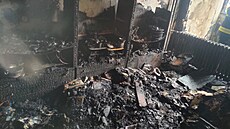 Ohněm zničený byt v přízemí panelového domu v Nýrsku na Klatovsku (13....