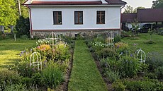 Styl zahrady vyplynul z charakteru domu. Vila byla dostav�na v roce 1926, a tak...