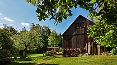 Zahrada u hrázd�ného domu díky novým najitel�m prokoukla a z�stala p�itom do...