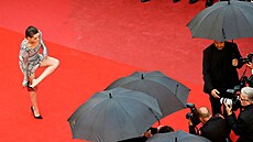 Here�ka Kristen Stewart si na �erveném koberci sundává podpatky. (14. kv�tna...