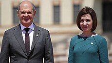 Moldavská prezidentka Maia Sanduová (vpravo) a n�mecký kanclé�e Olaf Scholz...