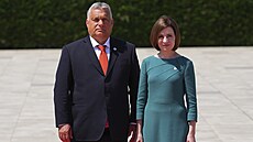 Moldavská prezidentka Maia Sanduová (vpravo) a maarský premiér Viktor Orbán na...