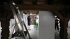 Příprava expozice v rámci akce Chebské dvorky - Pod střechou v Galerii 4.