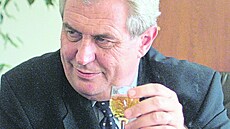 Tolerance k pití alkoholu je v �esku zna�ná. Bývalý prezident o alkoholu...