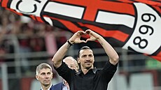 Legendární švédský útočník Zlatan Ibrahimovic kyne fanouškům AC Milán, právě...